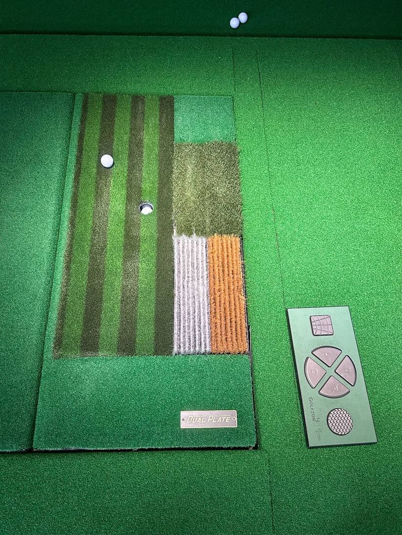 ライを再現するデュアルプレートのマットとGOLFZONのリモコン